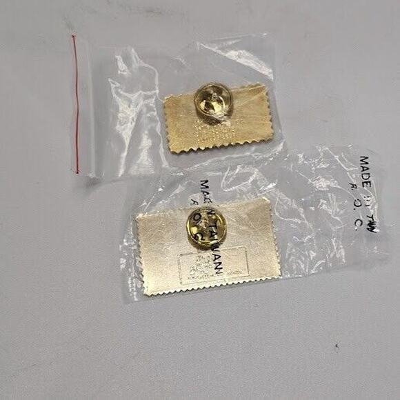 Set of 2 USPS 13 Cent BICENTENNIAL Stamp Enamel Lapel PIN/Pinback South Dakota - Picture 2 of 8